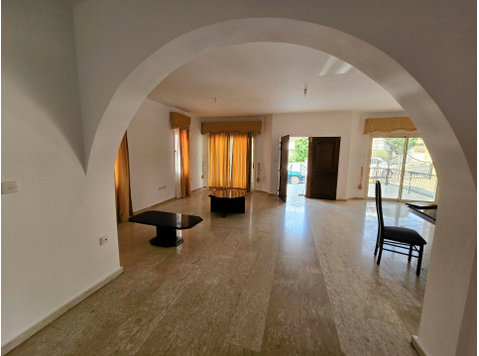 The house is located near Papantoniou supermarket and is… - Häuser