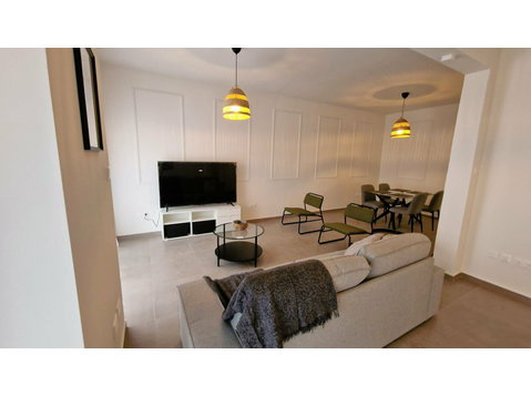 The property has been fully renovated and is being offered… - Casas