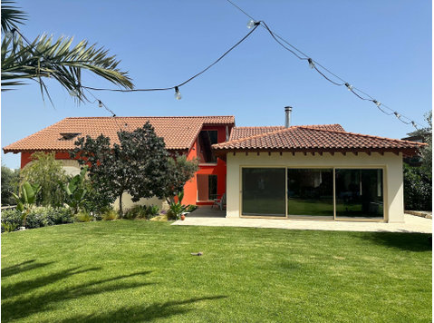 This beautiful and outstanding villa in Parekklisia offers… - Mājas