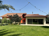 This beautiful and outstanding villa in Parekklisia offers… - בתים