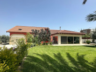 This beautiful and outstanding villa in Parekklisia offers… - בתים
