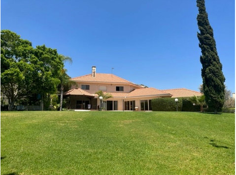 This beautiful property is in the sought after location of… - Huse