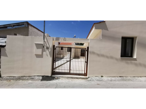 This charming one-bedroom house in Pissouri offers a… - Häuser
