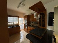 This charming two bedroom apartment in Ekali offers a cozy… - Dom