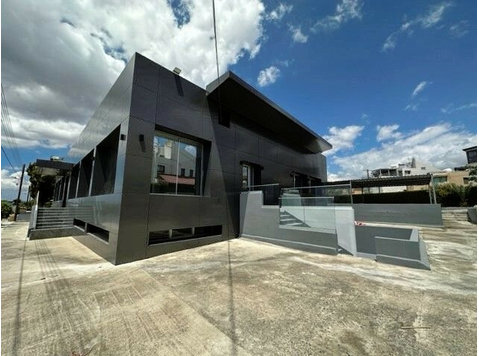 This commercial complex on one level with underground… - Casas