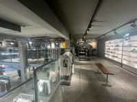 This commercial shop is on Makarios Avenue in prime… - Müstakil Evler