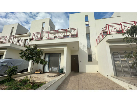 This cozy semi-detached house located in a prime area of… - منازل