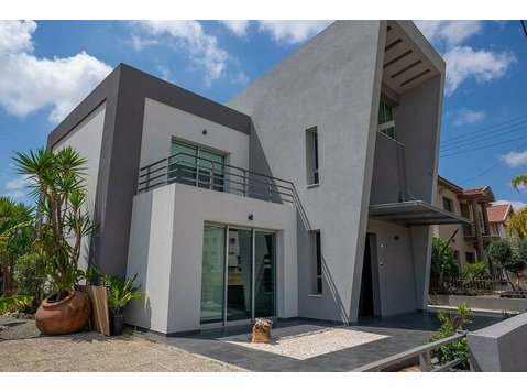 This detached house of modern design is priced unfurnished… - Houses