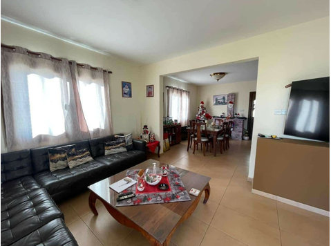 This five-bedroom house is located in the tranquil and… - Maisons