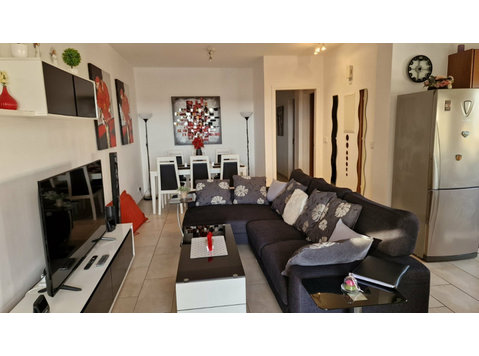 This fully furnished 2 bedroom apartment in the Agia Fyla… - Huizen