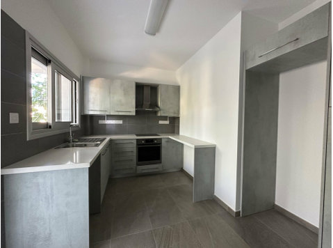 This is a lovely 2 bedroom apartment on the 1st floor or a… - בתים