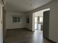 This is a lovely 2 bedroom apartment on the 1st floor or a… - Maisons
