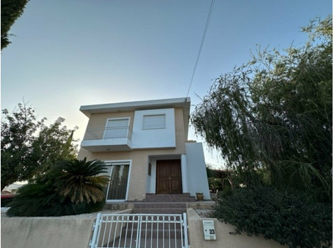 This is a lovely furnished 4 bedroom house in the sought… - Casas
