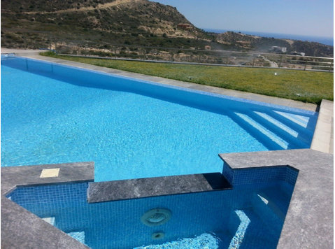 This is a lovely modern custom built property. 720m² plot,… - خانه ها