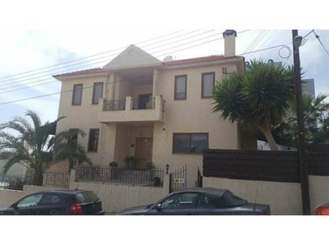 This is a luxury-corner 7 bedroom detached house that… - Nhà