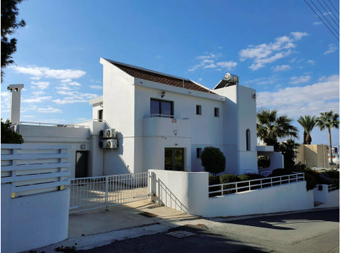 This lovely 2 level 4 bedroom house is in a quiet… - 주택