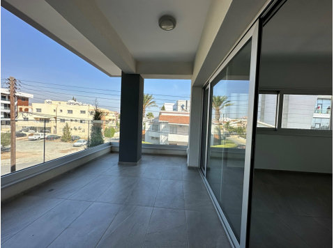 This lovely bright 2 bedroom apartment offers electrical… - Casas