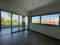 This lovely bright 2 bedroom apartment offers electrical… - Maisons