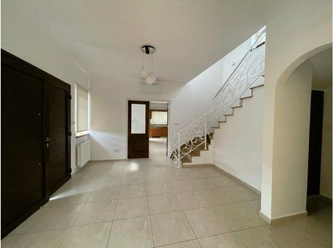 This lovely fully renovated property  is for office… - Casas