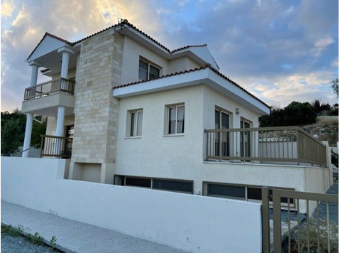 This lovely furnished Villa is in the sought-after location… - Куќи