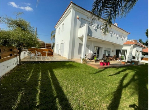 This lovely house 4/5 bedroom Villa is in the sought after… - Huizen