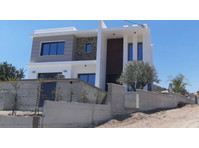 This lovely modern new house is finishing now.
Available… - Hus