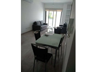 This lovely near new fully furnished 1 bedroom apartment… - Maisons