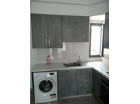 This lovely near new fully furnished 1 bedroom apartment… - Maisons