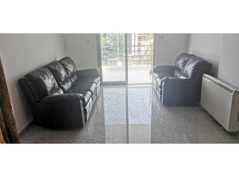 This lovely three bedroom top floor apartment is situated… - خانه ها