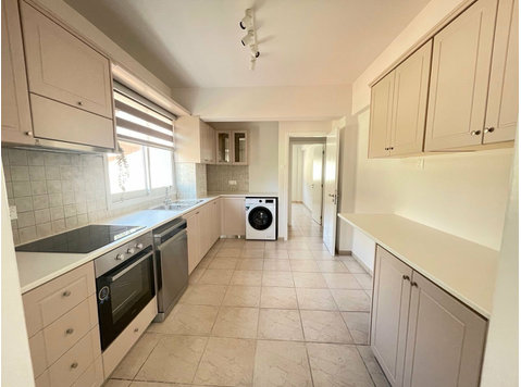This lovely well-appointed 3 bedroom, 2 bathroom, guest wc… - בתים