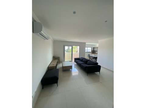 This modern and spacious duplex is perfect for long-term… - Къщи