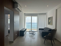 This newly renovated 2 bedroom fully furnished and equipped… - Maisons