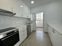 This newly renovated 2 bedroom fully furnished and equipped… - Houses