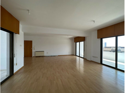 This office is in immaculate condition and ideal for any… - Maisons