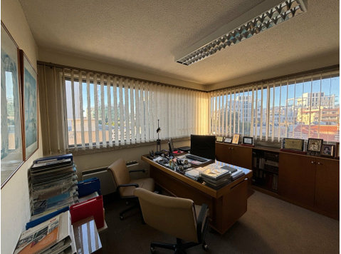 This office space for rent is located in the heart of the… - Casas