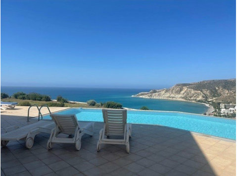 This outstanding house is in the lovely Pissouri area with… - Casas