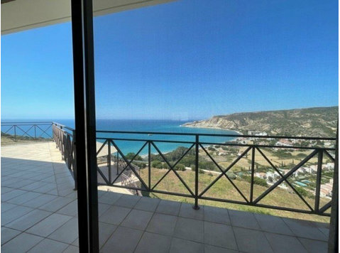 This outstanding house is in the lovely Pissouri area with… - Дома