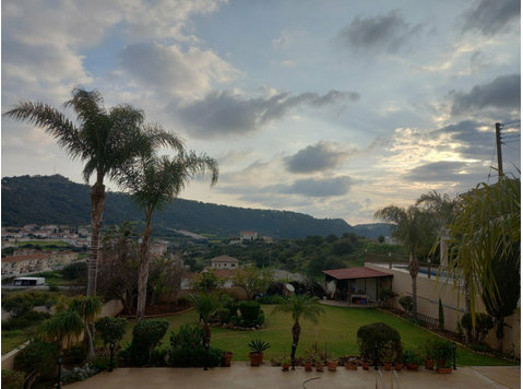 This outstanding house is located in the lovely Pissouri… - Casas