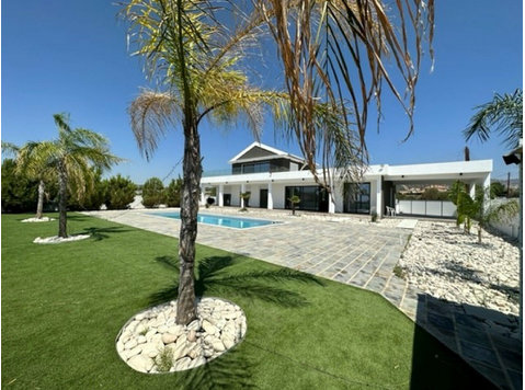 This outstanding villa is offered furnished. The property… - Casas