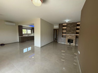 This spacious 3 bedroom apartment is located in the popular… - Къщи