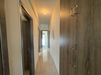 This spacious 3 bedroom apartment is located in the popular… - Σπίτια