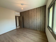 This spacious 3 bedroom apartment is located in the popular… - Casas