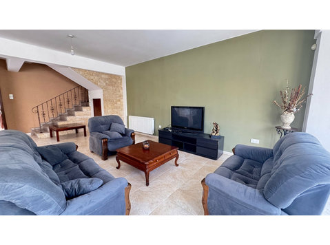 This spacious semi-detached house boasts 4 bedrooms,… - Maisons