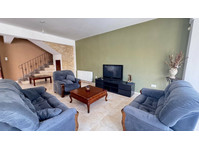This spacious semi-detached house boasts 4 bedrooms,… - Huse