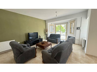 This spacious semi-detached house boasts 4 bedrooms,… - בתים