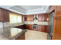 This spacious semi-detached house boasts 4 bedrooms,… - בתים