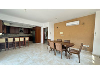 This spacious semi-detached house boasts 4 bedrooms,… - گھر