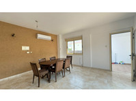This spacious semi-detached house boasts 4 bedrooms,… - บ้าน
