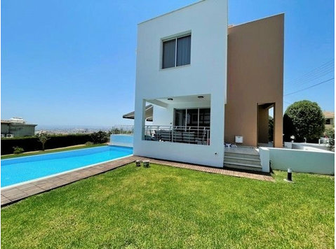 This stunning 4-bedroom villa, with an additional maid's… - Houses