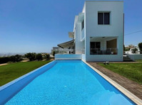 This stunning 4-bedroom villa, with an additional maid's… - Huizen